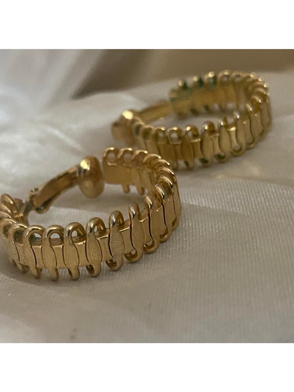 Vintage signed Sarah Coventry Gold Tone Ribbed Hoop Chunky Clip On earrings